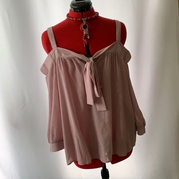 Entro size medium NWOT cold shoulder and three-quarter sleeves - Picture 1 of 7